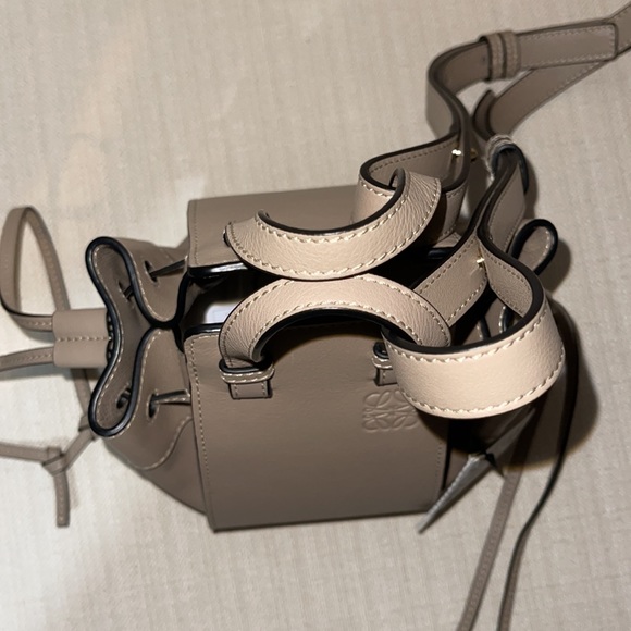 NWT Loewe Mini Hammock Bucket Shoulder Crossbody Bag Sand - Picture 3 of 9